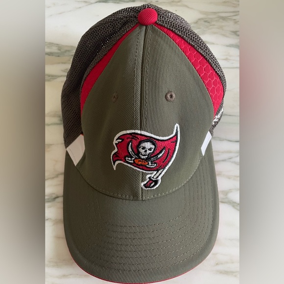 Tampa Bay Bucs Buccaneers NFL Trucker Hat Baseball Cap Reebok Infield Green Red - Picture 1 of 7